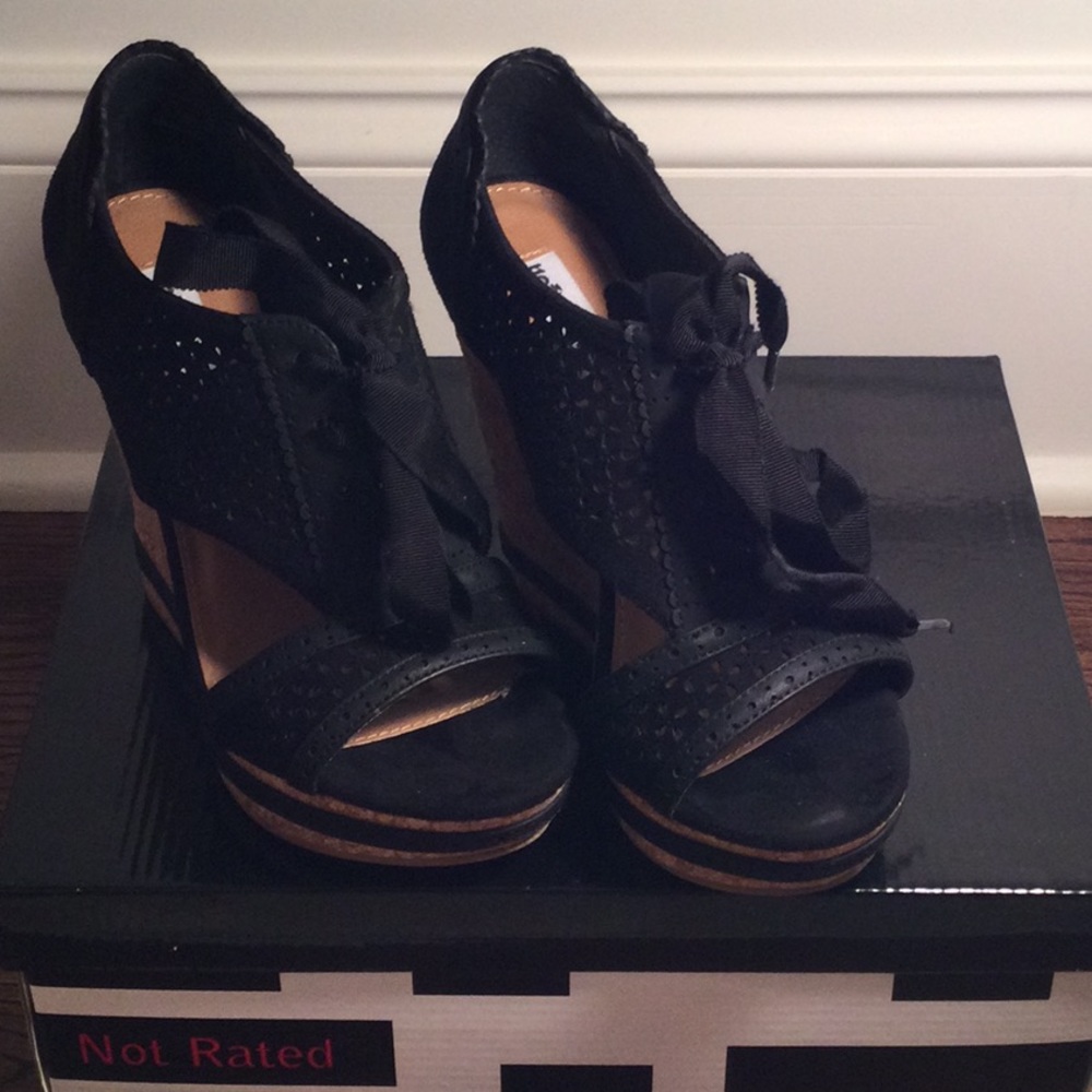 Not Rared Black Laced Heels | Cantina